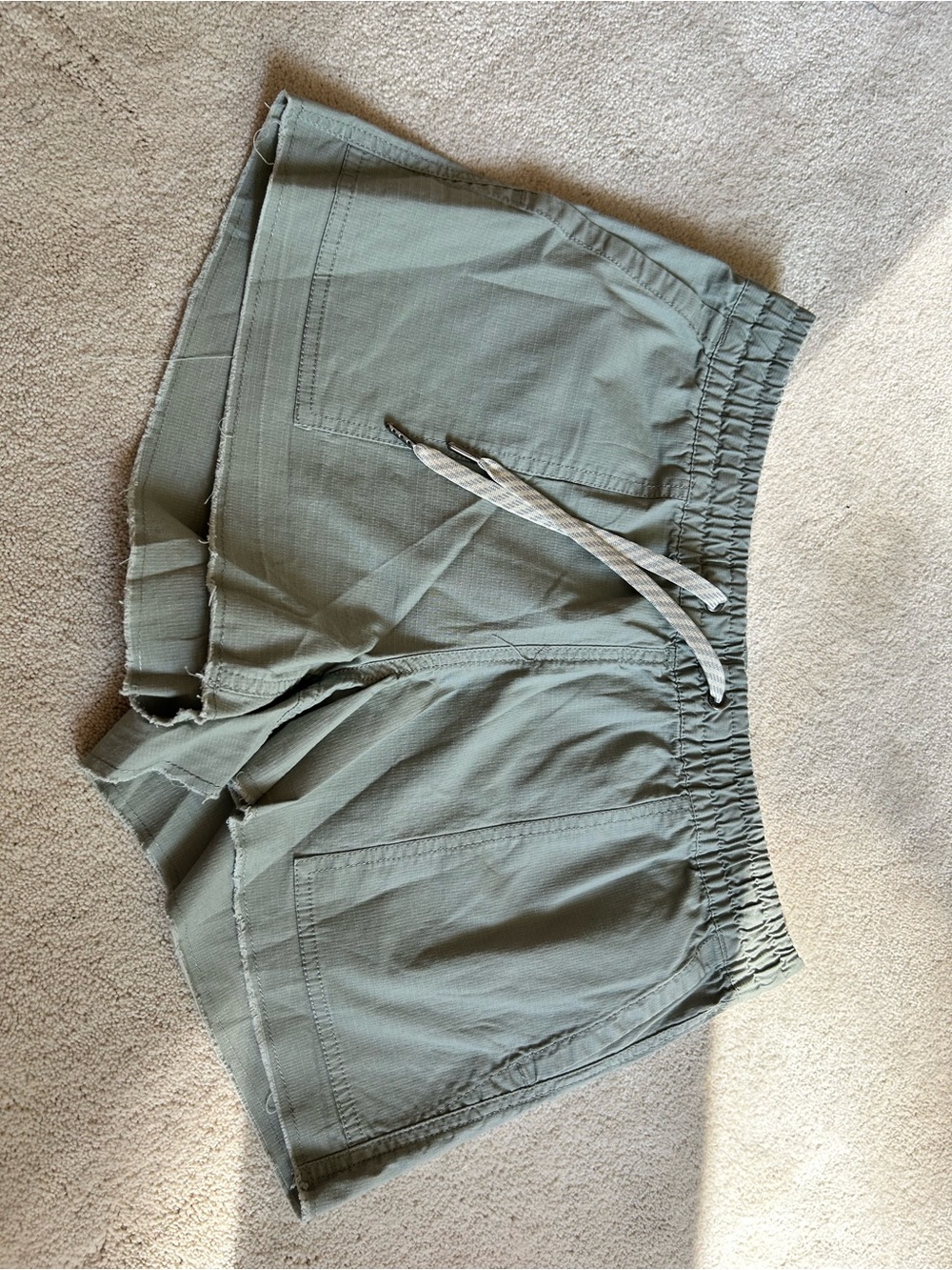 Vuori Olive Green Rip Stop Drawstring Shorts women’s small